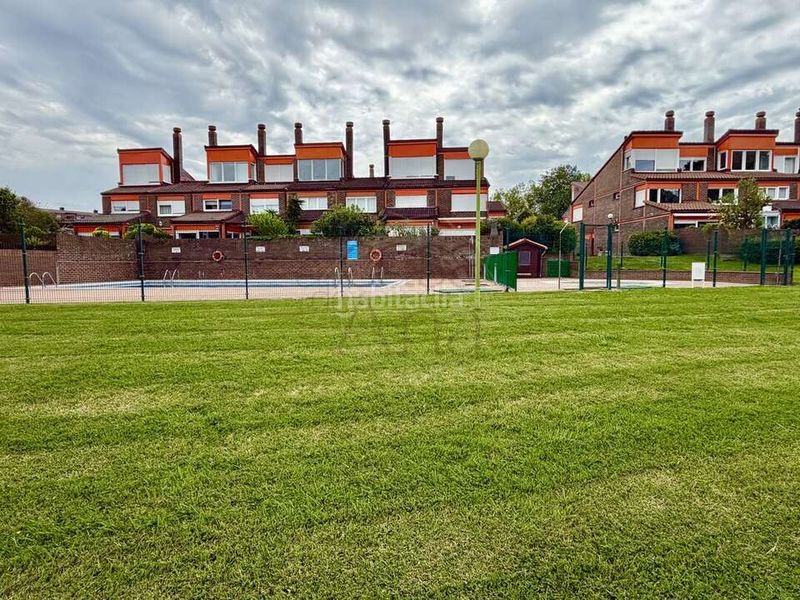 Foto 93db80ae-aed0-4e0f-8032-41bac8681d55. Casa adossada amb calefacció aparcament piscina a Leioa