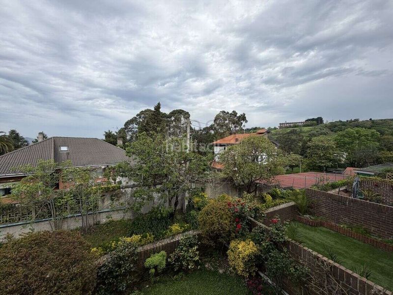 Foto a0d231e5-632d-47ad-a725-085b7374d921. Casa adossada amb calefacció aparcament piscina a Leioa