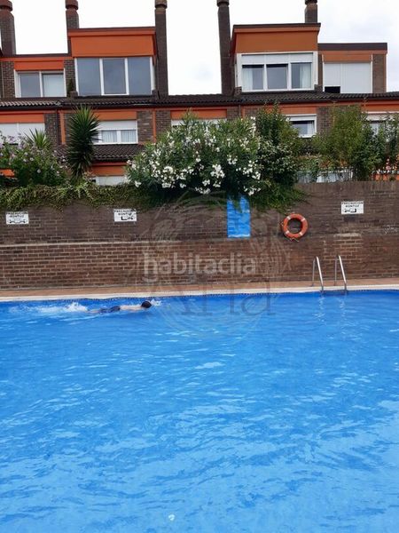 Foto a87a32d0-dcb6-4366-a219-31729f22e4da. Casa adossada amb calefacció aparcament piscina a Leioa