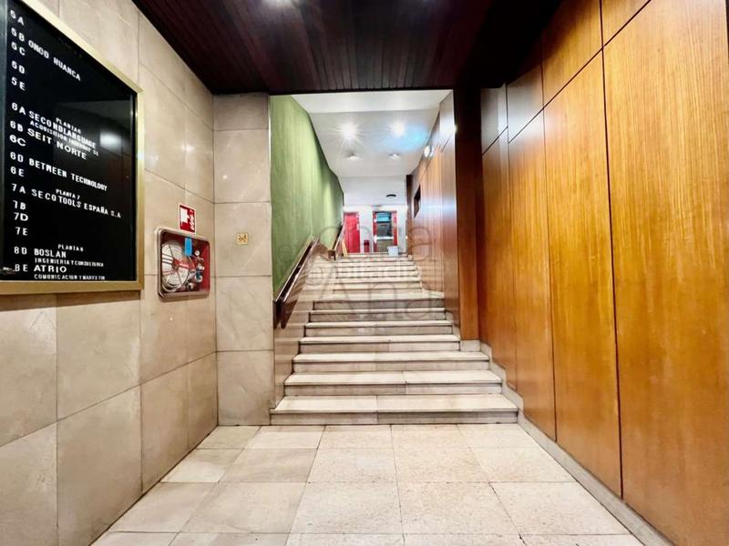 Foto 25d00a9c-64f0-41c0-bc70-9381e02da14a. Lloguer oficina amb calefacció aparcament a Alhóndiga Bilbao