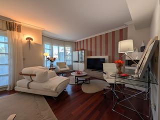 Casa en Lasarte - Oria. Chalet adosado en zona residencial.