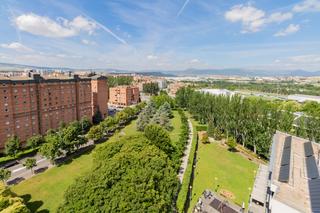 Lloguer Pis  Pamplona-iruña - monasterio de irache 53. Atico con vistas en san juan de 2 habitaciones y garaje