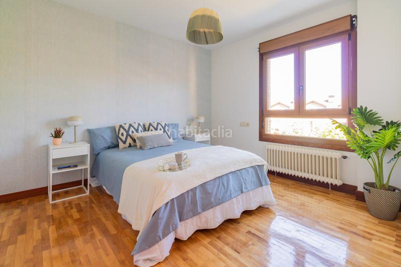 Foto 1c360614-c4f5-4d39-a590-6171ef5c75a1. Casa pareada en olaz - calle las eras 12 estupendo pareado en olaz . tres dormitorios, uno en suite tres baños y un aseo, dos salones, uno con comedor dotado con chimene en Egüés