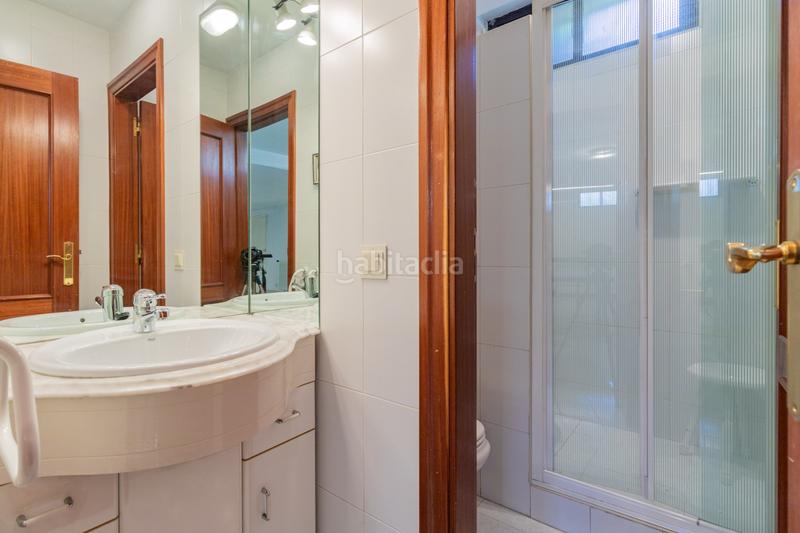 Foto 755c5460-e43d-4639-b7bc-85b89b1b0d58. Casa pareada en olaz - calle las eras 12 estupendo pareado en olaz . tres dormitorios, uno en suite tres baños y un aseo, dos salones, uno con comedor dotado con chimene en Egüés
