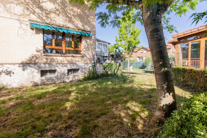 Foto de33f7f9-b75a-4254-8651-2278cfbda193. Casa pareada en olaz - calle las eras 12 estupendo pareado en olaz . tres dormitorios, uno en suite tres baños y un aseo, dos salones, uno con comedor dotado con chimene en Egüés