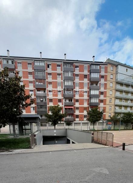 Foto c4013b70-0764-470d-b640-2798fe3d36ea. Aparcament cotxe a pamplona-iruña - travesía martin azpilcueta a Pamplona / Iruña