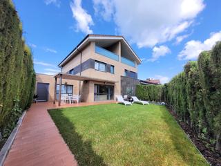Casa aparellada a Zuasti - concejo de iza 15. Zuasti. preciosa casa pareada de 237 m2 útiles con 135 m2 de jar
