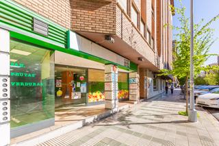 Miete Geschäftsraum in Pamplona-iruña - calle esquiroz 9. Fantástico local con gran escaparate en mitad de la calle esquir
