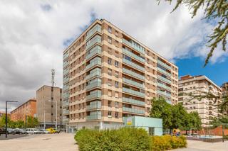 Etagenwohnung  Pamplona-iruña - avenida de bayona 37. Se vende piso de cuatro habitaciones con garaje en la avenida de