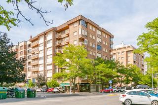 Pis a Pamplona-iruña - iñigo arista 14. Piso de 90 metros alto de 3 habitaciones y 2 baños con 3 balcone