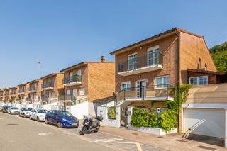 Casa a Huarte-uharte - urbanizacion martiket 34. Exclusiva vivienda en huarte con ascensor, jardín y frontón priv