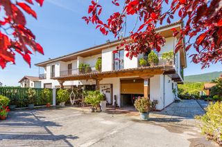 Casa aparellada en Calle baserri 9. Casa en eusa ezcabarte a 7 m. de pamplona de 355 m2 con piscinas