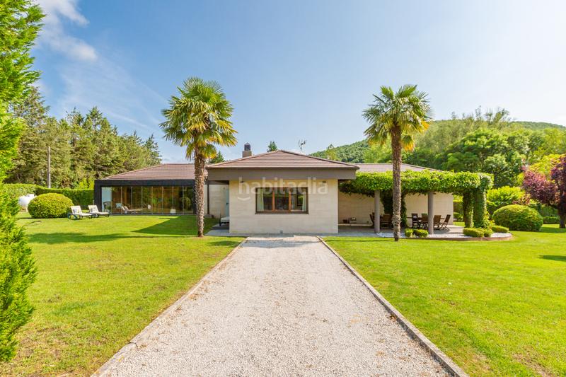 Foto acd9fa14-f782-4314-9823-e40e1b731755. Casa en burutain - calle bentaldea 44 inmobiliaria cidenar vende este espectacular chalet construido en una parcela de 4.410 metros en Anue