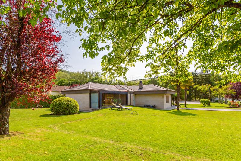 Foto af777420-986d-47a7-b1fc-94e3f5e9d267. Casa en burutain - calle bentaldea 44 inmobiliaria cidenar vende este espectacular chalet construido en una parcela de 4.410 metros en Anue