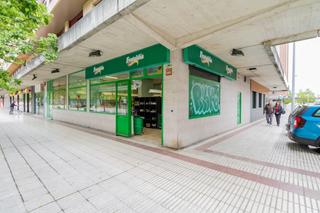 Local Comercial a Pamplona-iruña - benjamin de tudela 30 trasera. Se vende o alquila local en mendebaldea con amplio escaparate en