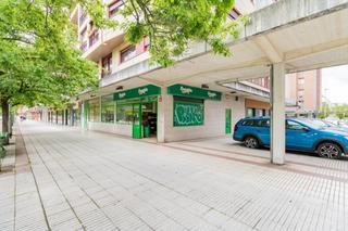 Lloguer Local Comercial a Pamplona-iruña - benjamin de tudela 30 trasera. Se alquila local con salida de humos, actualmente fruteria