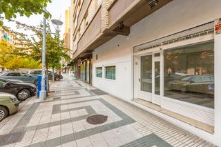Location Local commercial à Pamplona-iruña - calle esquiroz  16. Fantástico local de 62 m2 en iturrama. exterior con grandes vent