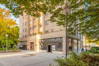 Location Local commercial  Pamplona-iruña - luis morondo urra. Local en planta baja acondicionado como oficina en azpilagaña