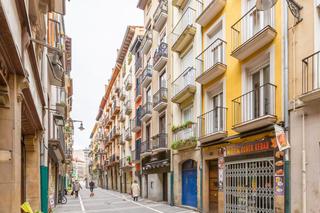 Pis  Pamplona-iruña - calle san anton 46. Bonito apartamento en calle san antón con balcón a calle nueva y