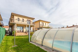 Casa  Larragueta - san esteban. Casa con piscina a 10 minutos de pamplona