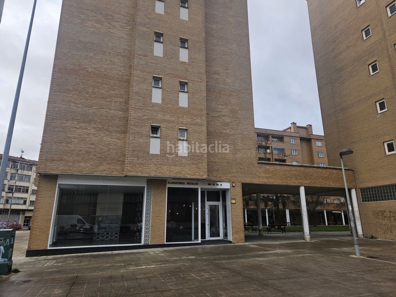 Foto 45bda13b-1b4d-43d9-8d59-91b22404aba4. Alquiler local comercial en Burlada-burlata - plaza francisco ardanaz soldau 1 local con gran escaparate en esquina. en la plaza francisco ardanaz . en Burlada