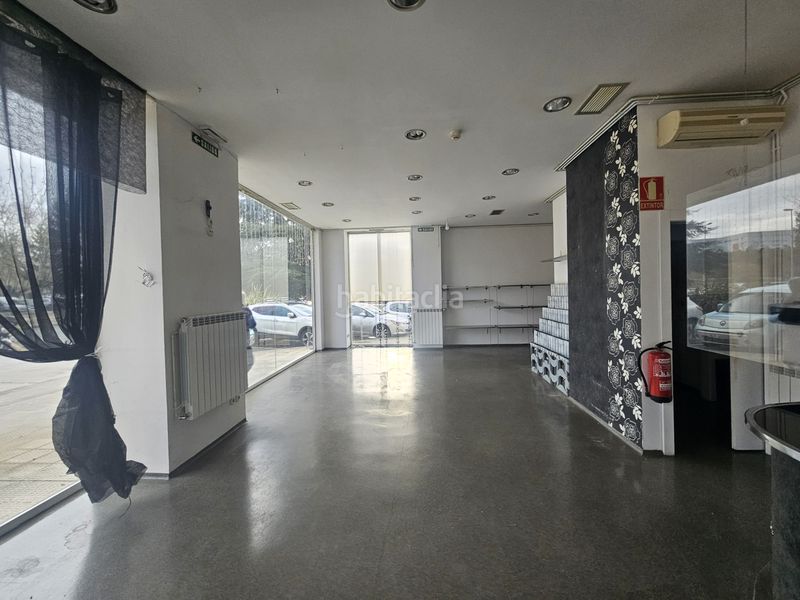 Foto a64e6986-51f8-4a99-9935-b918a7992702. Alquiler local comercial en Burlada-burlata - plaza francisco ardanaz soldau 1 local con gran escaparate en esquina. en la plaza francisco ardanaz . en Burlada