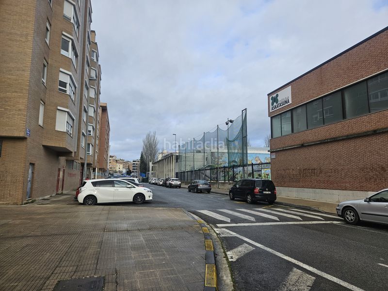 Foto a81c021e-9451-4a89-8c14-7d4b33acbcf2. Alquiler local comercial en Burlada-burlata - plaza francisco ardanaz soldau 1 local con gran escaparate en esquina. en la plaza francisco ardanaz . en Burlada