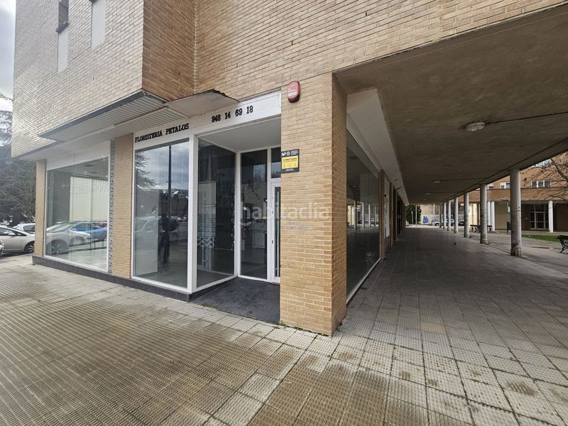 Foto c60430d8-73e6-4143-ba46-6d9d2d927a1a. Alquiler local comercial en Burlada-burlata - plaza francisco ardanaz soldau 1 local con gran escaparate en esquina. en la plaza francisco ardanaz . en Burlada