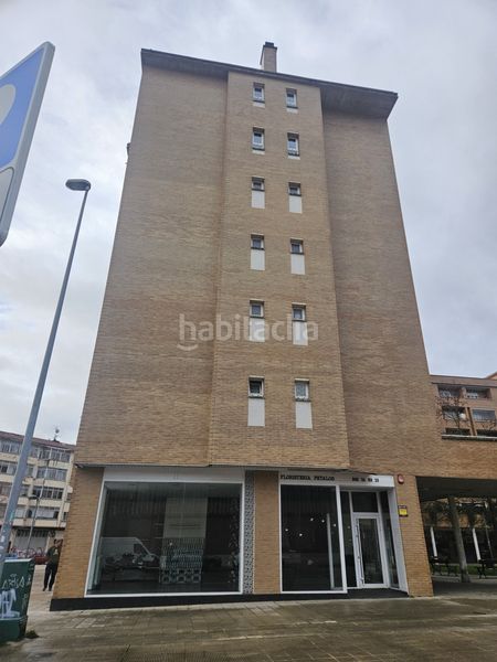 Foto d3c9dbb8-2072-4b10-a041-869658dce4c9. Alquiler local comercial en Burlada-burlata - plaza francisco ardanaz soldau 1 local con gran escaparate en esquina. en la plaza francisco ardanaz . en Burlada