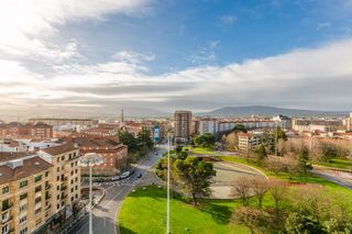 Pis  Pamplona-iru�a - plaza de los fueros de navarra. Se vende piso 10� de altura con vistas espectaculares en la plaz
