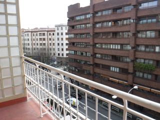 Miete Etagenwohnung  Pamplona-iruña - calle emilio arrieta. Piso amplio con trastero en calle arrieta. garaje