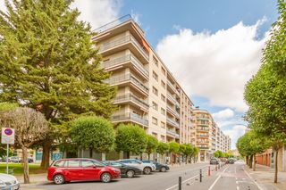 Pis a Pamplona - trav. san juan bosco 7. Gran piso en iturrama. 5 habitaciones, 2 grandes baños , salón,