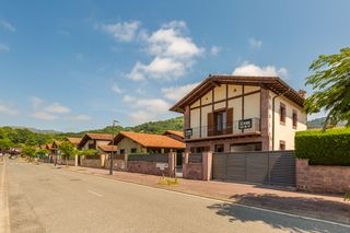 Casa en Elizondo - merkatuzelai 6. Espectacular casa independiente con jardín en elizondo valle de