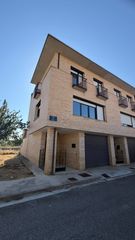 Rent Semi detached house in Olite - calle ujue 48. Se alquila adosado seminuevo en esquina con terraza y varios bal