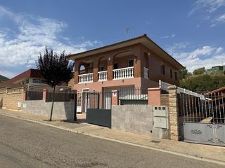 Casa  Almonacid de la sierra - cl atalaya. Chalet independiente con piscina climatizada y jard�n a 40 min d