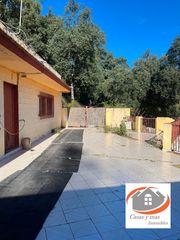 Chalet in Eslida. Restaurante en venta con vivienda