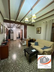 Casa a Eslida. Casa esquinera en venta