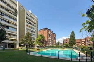 Pis  Calle de ulises. Madrid, piso en urbanización de lujo con piscina y padel