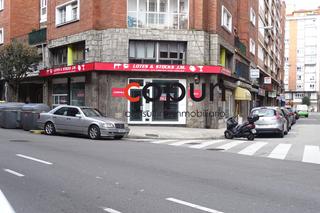 Locale commerciale  Gijón - avenida manuel llaneza. Venta de gran local con amplios escaparates a pie de calle