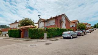 Casa aparellada a Barrio la puntanía 45. Chalet pareado en urbanizacion privada