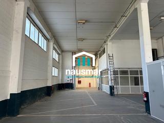 Nau industrial a Manresà. Magnífica nave con excelente imagen corporativa en badalona