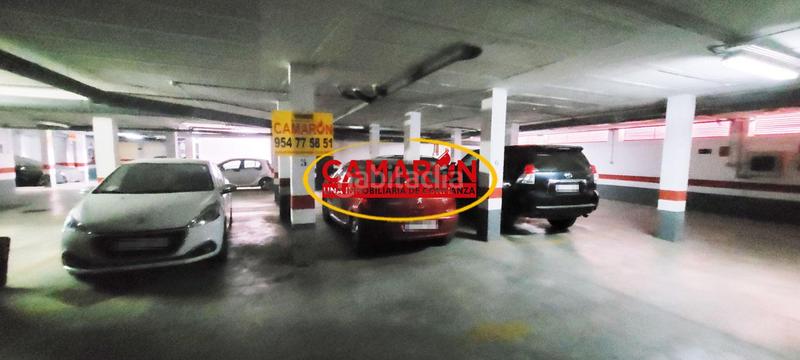 Foto 61f9fbd9-06b6-490a-8723-c5cb9345936f. Parking voiture dans Coria del Río