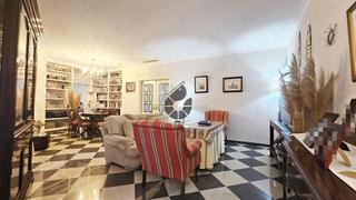 Zweistöckige Wohnung in Coria del Río