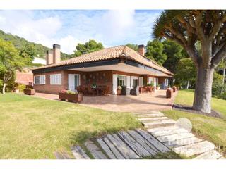Chalet à Premià de Dalt. Chalet de una sola planta y espectacular jardín.
