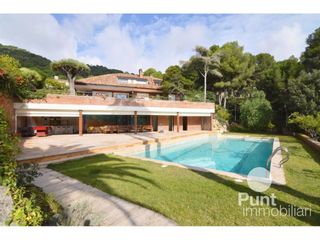 Chalet en Premià de Dalt. Villa de una sola planta y espectacular jardín.