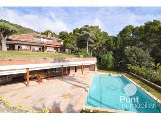 Chalet in Premià de Dalt. Villa de una sola planta y espectacular jardín.