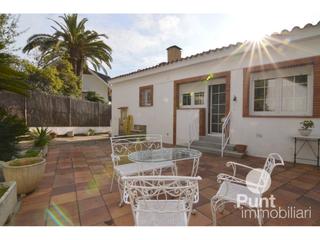 Location Chalet à Premià de Dalt. Casa independiente con gran jardín