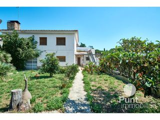 Casa en Premià de Dalt. Amplia casa con jardín y piscina en el centro de premià de dalt