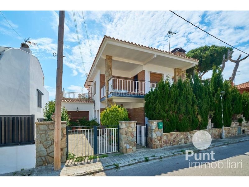 Foto a68c776f-db75-4fa7-8415-70d353416254. Casa amb piscina a Premià de Dalt