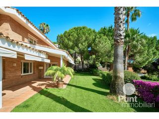 Chalet in Premià de Dalt. Magnífica torre en el centro de premià de dalt